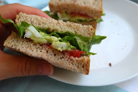 Сандвич с пълнозърнест хляб, авокадо и яйце