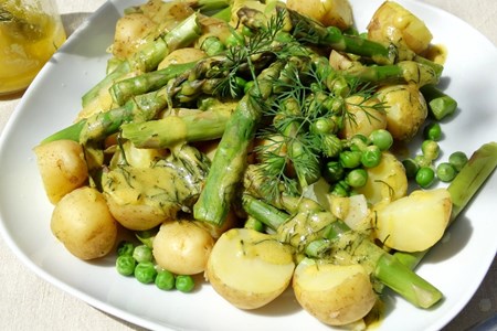 Пролетна салата с пресни картофи и аспержи