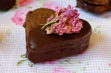 Бисквитки сърца с шоколадов крем, глазура и рози