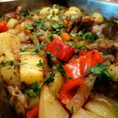 Gebratene Schweinshaxe mit Gemüse