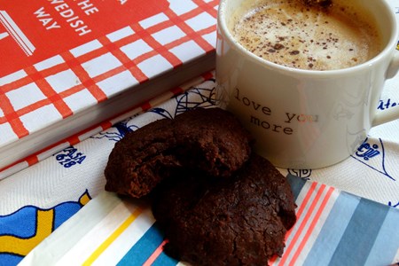 Traditionelle schwedische Kekse mit schwarzer Schokolade