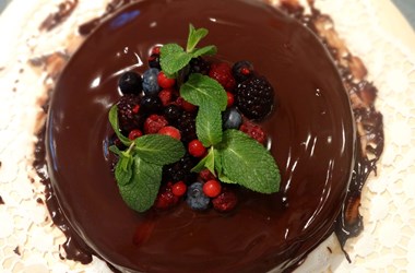 Шоколадова торта с глазура и плодове "Дари"