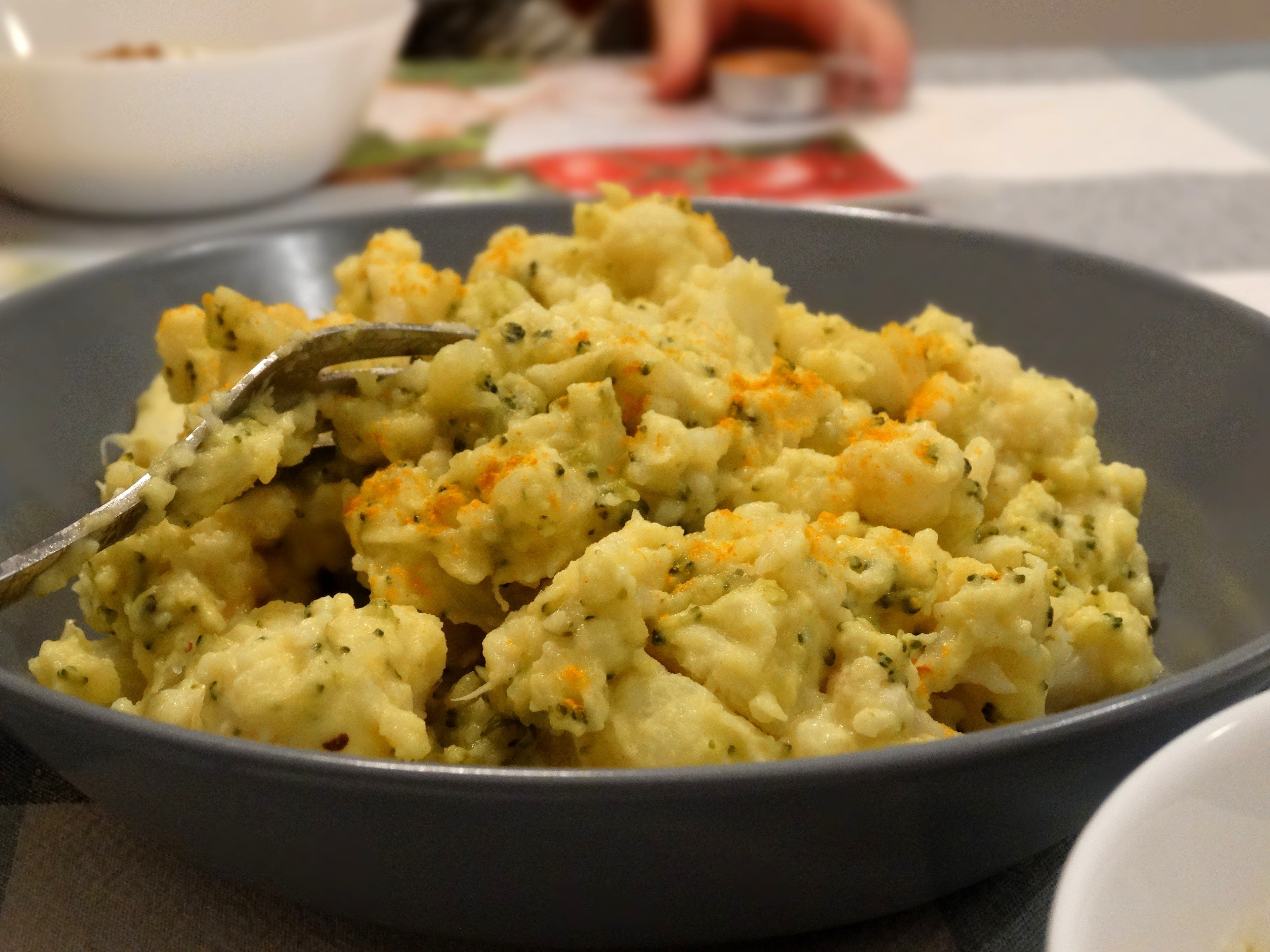 Warmer Salat mit Blumenkohl, Brokkoli und Mayonnaise mit Kokosöl