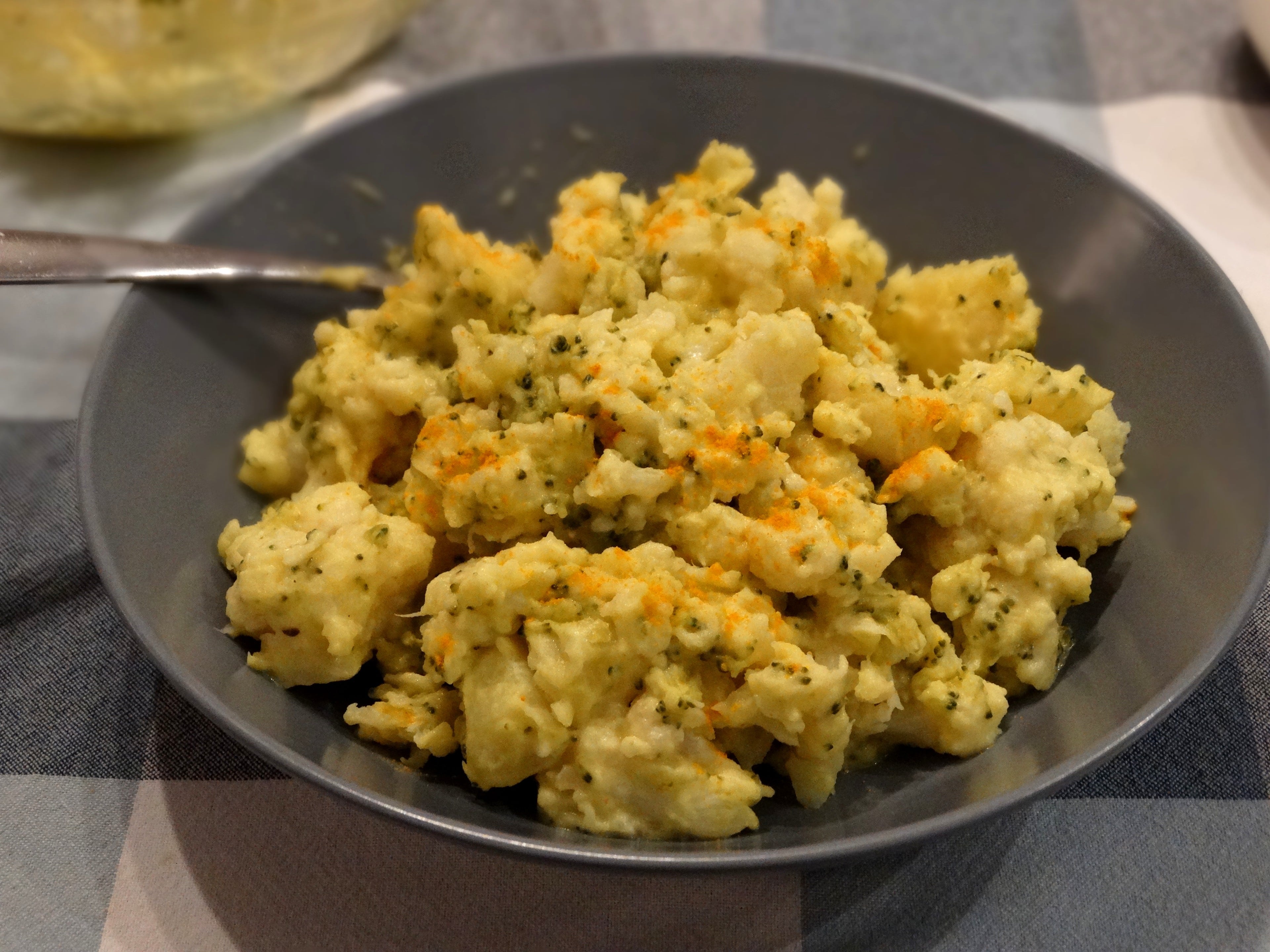 Warmer Salat mit Blumenkohl, Brokkoli und Mayonnaise mit Kokosöl