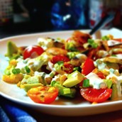 Tomaten-Avocado-Maissalat