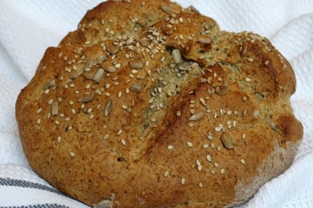 Пълнозърнест хляб с брашно от елда и семена