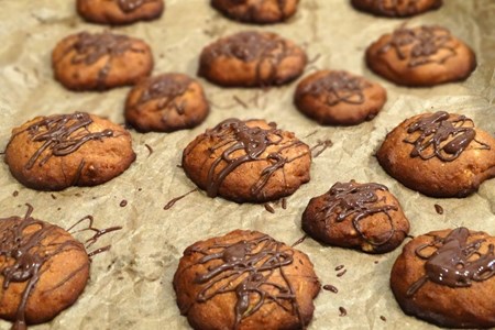 Cornflakes-Mandel-Kekse mit dunkler Schokolade