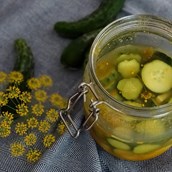 Бързи кисели краставички с копър и куркума