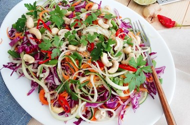 Азиатска пикантна салата със зеленчукови нудъли