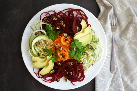 Цветна салата със зеленчукови спирали, запечени карамелени семена и сусамов дресинг