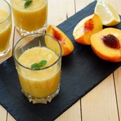 Шейк с праскови и мента