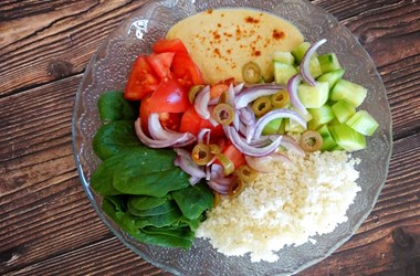 Салата с карфиолен ориз с два вида сос