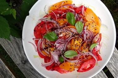 Tomato salad with garlic and nigella seeds