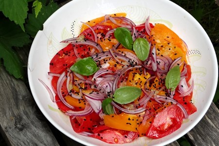 Tomato salad with garlic and nigella seeds