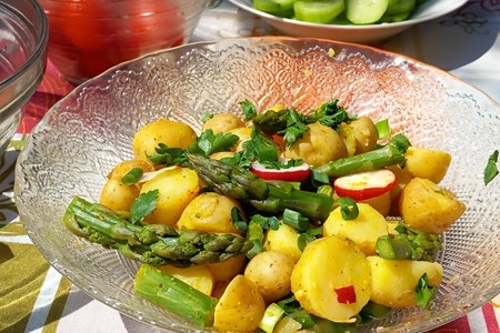 Салата с картофи, аспержи и репички