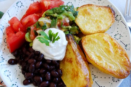 Печени картофи с гуакамоле, доматена салца и черен боб